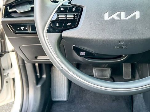 Certified 2024 Kia Niro EX image 25