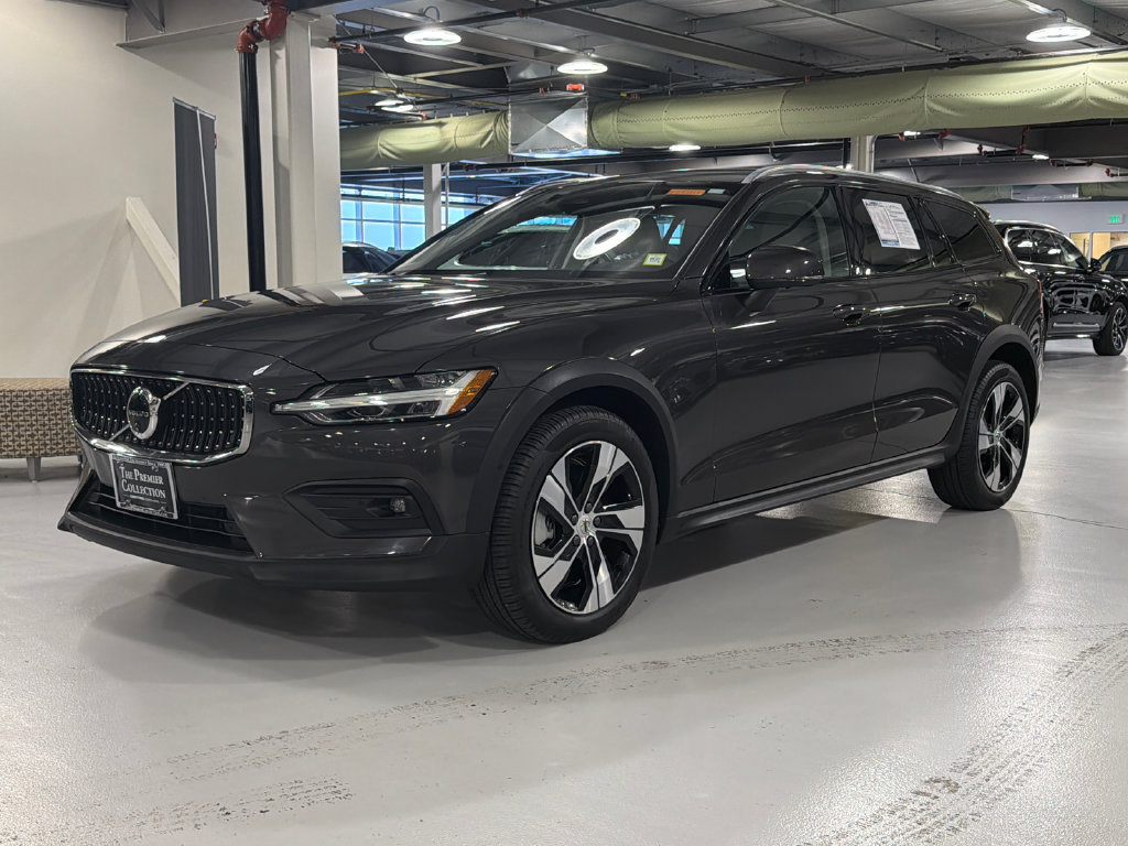 Certified 2025 Volvo V60 B5 Cross Country Plus AWD/4WD image 3