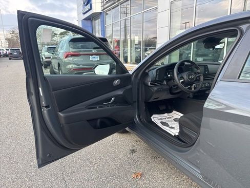 Certified 2025 Hyundai Elantra SE image 11