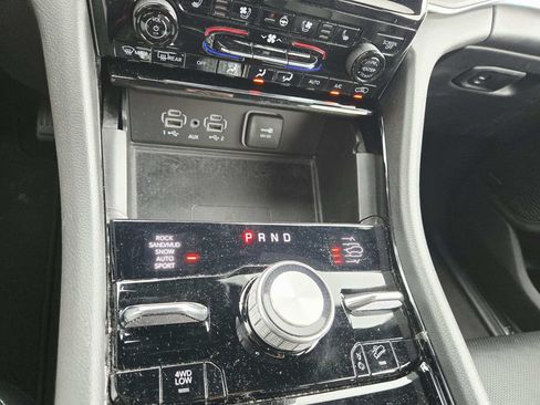 Used 2023 Jeep Grand Cherokee Overland w/ Luxury Tech Group IV AWD/4WD image 28