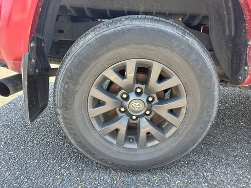 Used 2022 Toyota Tacoma SR5 RWD image 11