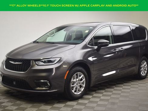 Used 2023 Chrysler Pacifica Touring-L image 3