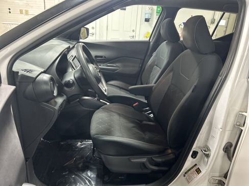 Used 2020 Nissan Kicks S image 19