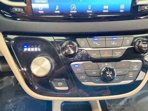 Used 2023 Chrysler Pacifica Touring-L FWD image 25