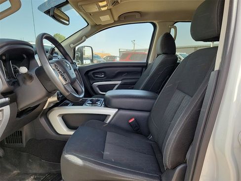 Used 2019 Nissan Titan SV w/ SV Convenience Package image 19