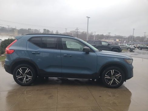 Used 2024 Volvo XC40 B5 Core image 8