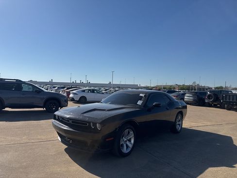 Used 2023 Dodge Challenger SXT image 8