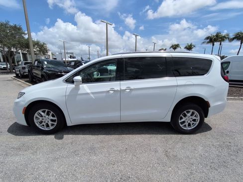 Used 2021 Chrysler Pacifica Touring-L FWD image 8