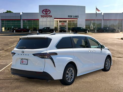 Used 2025 Toyota Sienna LE AWD/4WD image 5