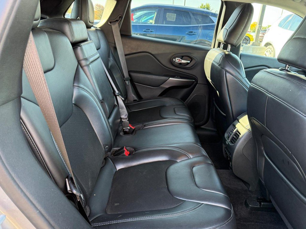 Used 2019 Jeep Cherokee Latitude Plus w/ Comfort/Convenience Group FWD image 7