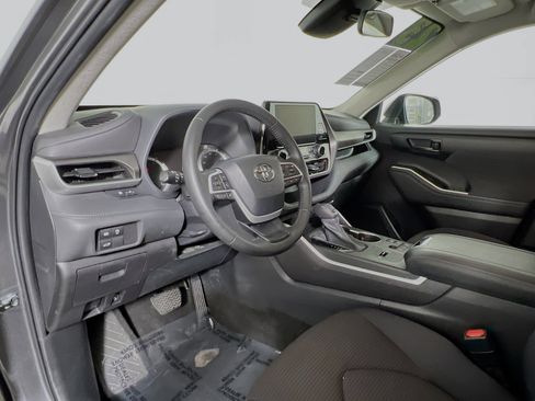 Used 2023 Toyota Highlander LE image 30