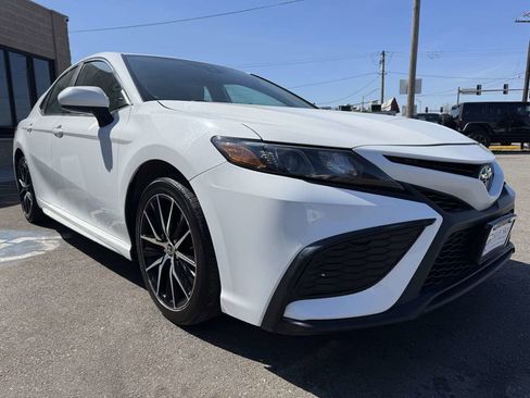 Used 2021 Toyota Camry SE image 3