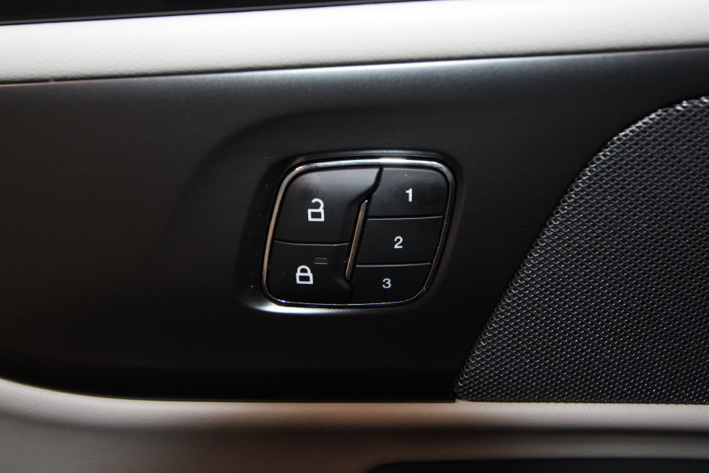 Used 2024 Lincoln Nautilus Premier AWD/4WD image 10