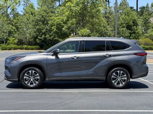 Used 2021 Toyota Highlander XLE FWD image 4