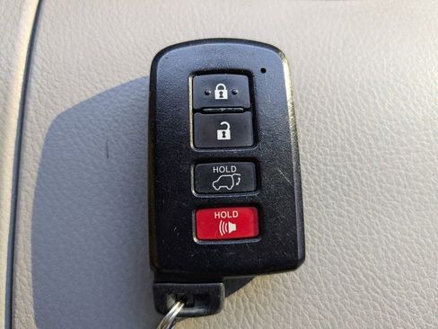 Used 2017 Toyota Highlander image 33