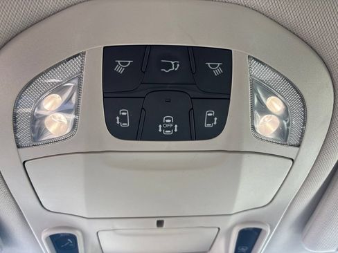 Used 2018 Chrysler Pacifica Limited w/ Tire & Wheel Group FWD image 17