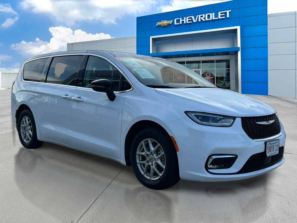 Used 2024 Chrysler Pacifica Touring-L FWD image 3