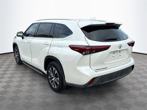 Used 2021 Toyota Highlander XLE image 8