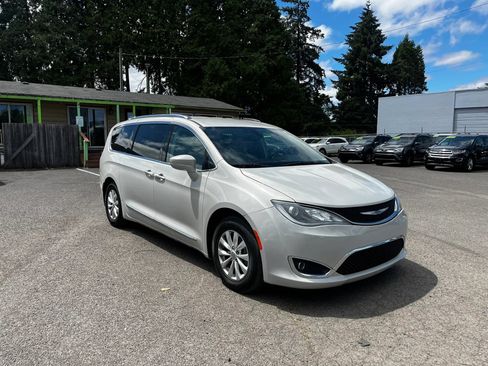 Used 2019 Chrysler Pacifica Touring-L FWD image 1
