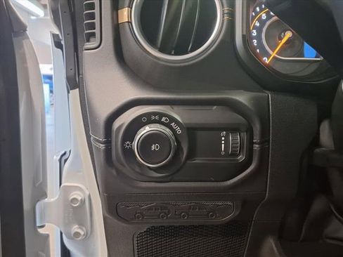 Used 2025 Jeep Wrangler Sahara image 14