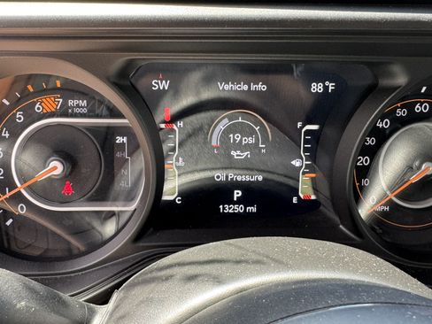 Used 2025 Jeep Wrangler Unlimited Sahara AWD/4WD image 33