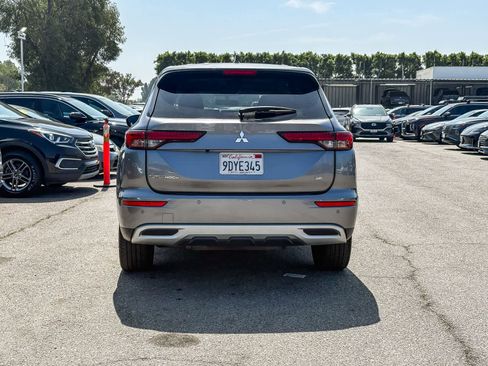 Used 2022 Mitsubishi Outlander SE image 3