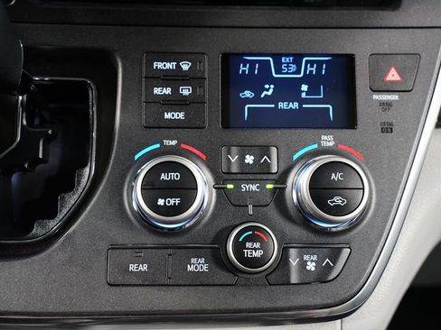 Used 2017 Toyota Sienna XLE image 20