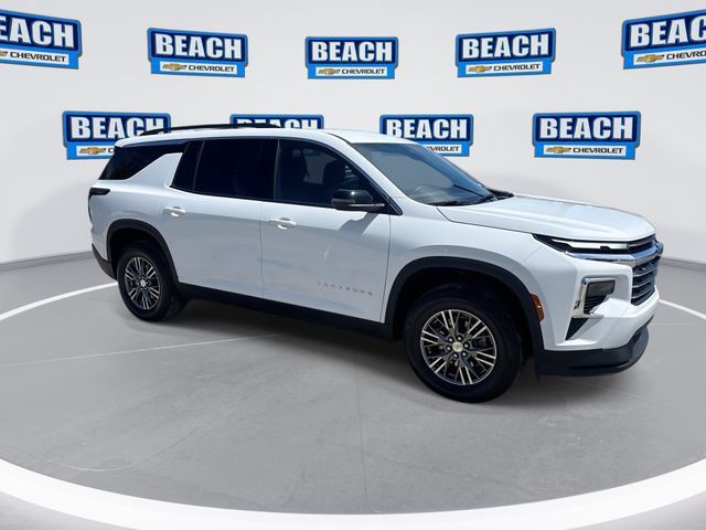 Used 2025 Chevrolet Traverse LT FWD image 2