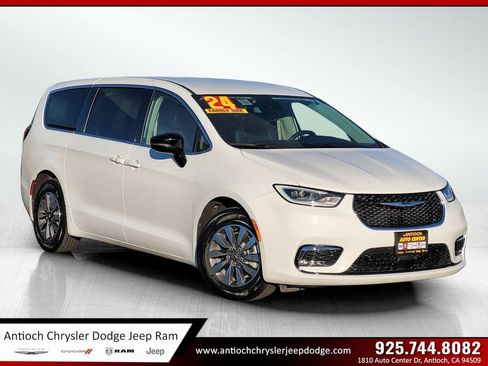 Certified 2024 Chrysler Pacifica Select image 1