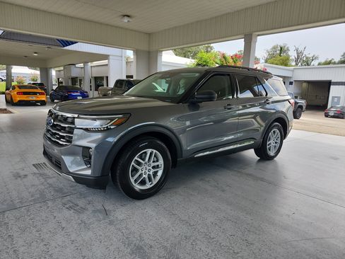 Used 2025 Ford Explorer Active w/ Active Comfort Package RWD image 1