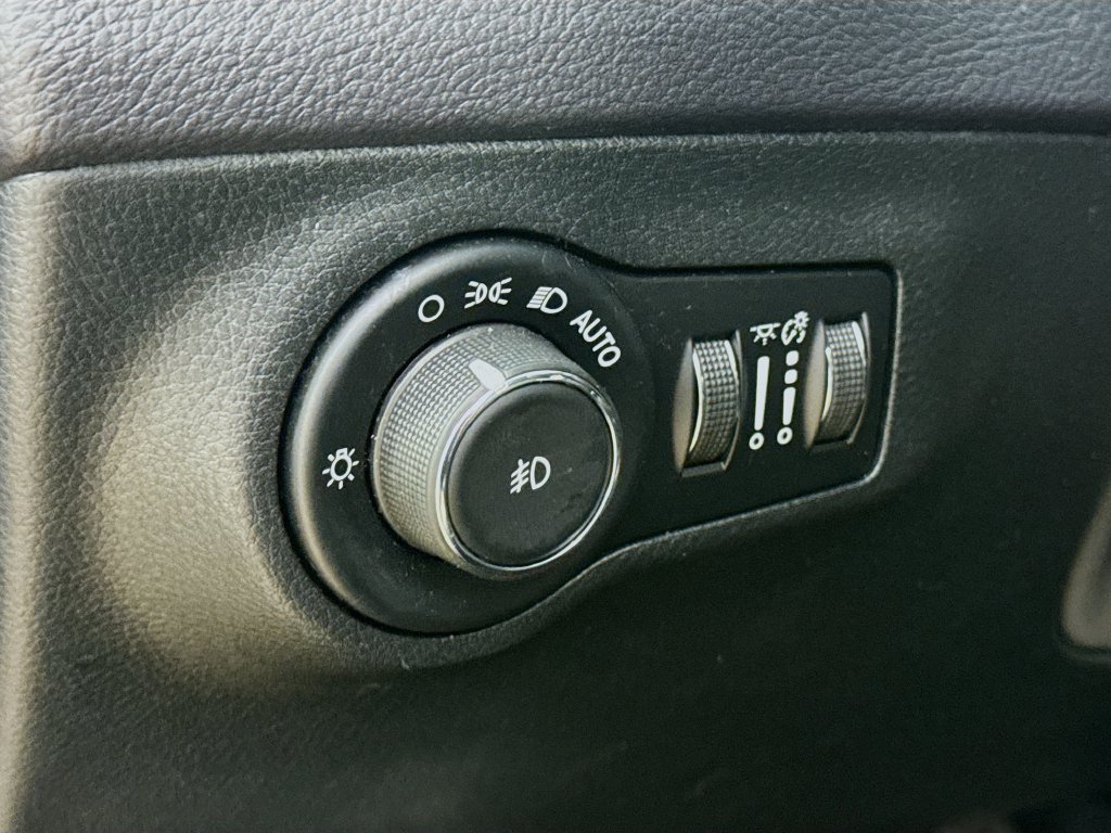 Used 2018 Jeep Compass Latitude w/ Safe & Security Group FWD image 12