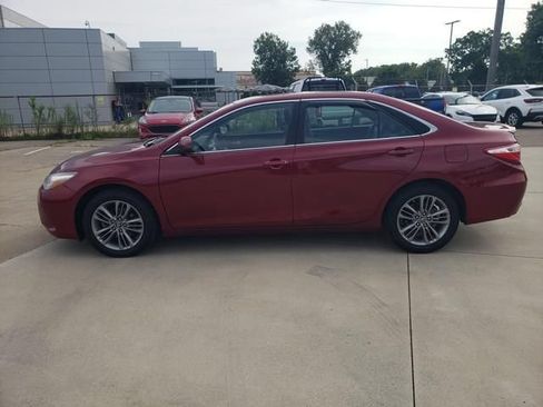 Used 2017 Toyota Camry SE w/ Moonroof Package FWD image 7