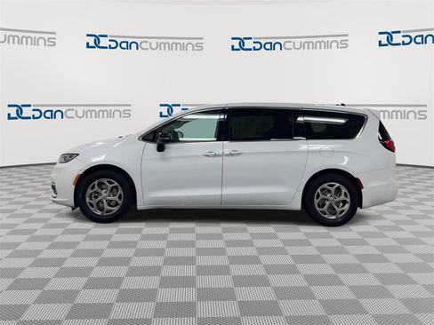 Used 2024 Chrysler Pacifica Limited image 5