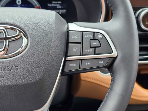 Used 2024 Toyota Highlander Platinum AWD/4WD image 32
