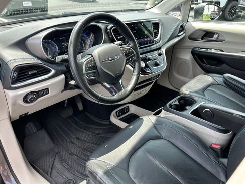 Used 2021 Chrysler Pacifica Touring-L w/ Premium & Safety Sphere Group FWD image 19