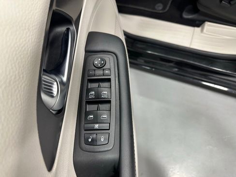 Used 2023 Chrysler Pacifica Touring-L image 9