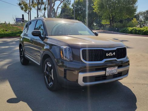 Certified 2023 Kia Telluride EX w/ EX Captain's Chair Package FWD image 6