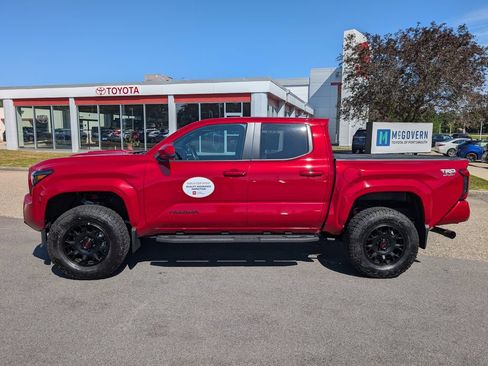 Used 2025 Toyota Tacoma TRD Sport AWD/4WD image 2