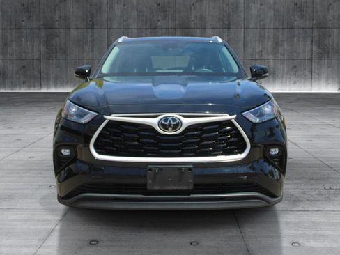 Used 2025 Toyota Highlander XLE AWD/4WD image 12