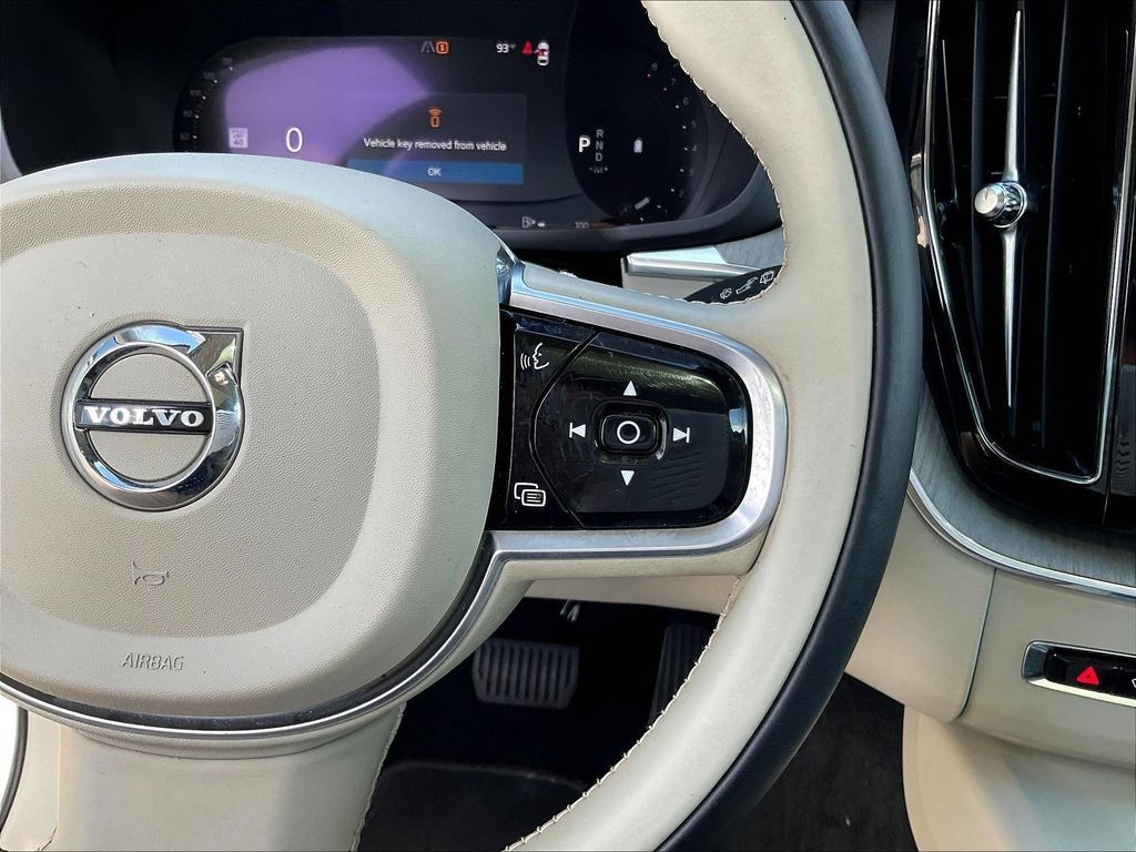 Used 2023 Volvo XC60 B5 Plus AWD/4WD image 13