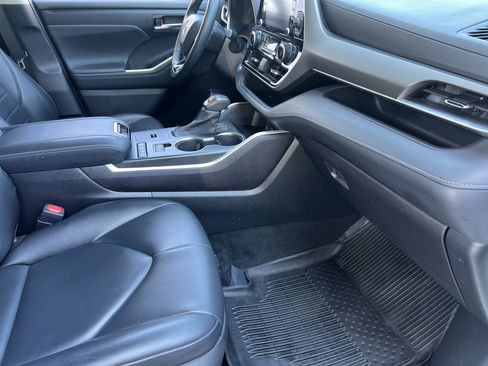 Used 2021 Toyota Highlander XLE AWD/4WD image 26