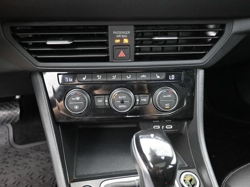 Used 2024 Volkswagen Jetta SE w/ Panoramic Sunroof Package FWD image 28