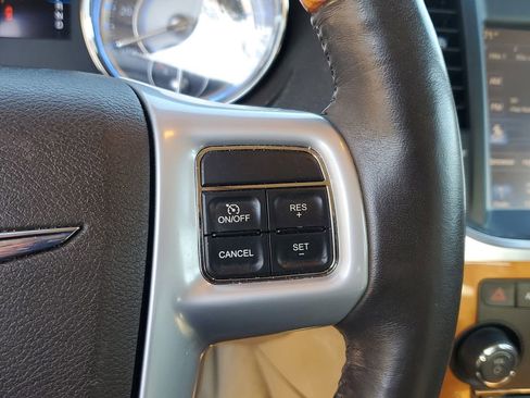 Used 2014 Chrysler 300 C image 21