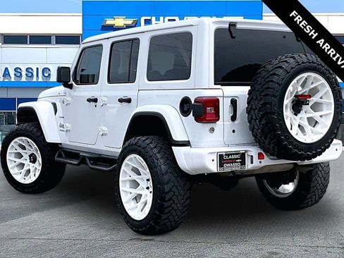 Used 2018 Jeep Wrangler Unlimited Sahara AWD/4WD image 4