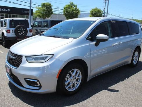 Used 2023 Chrysler Pacifica Touring-L FWD image 2