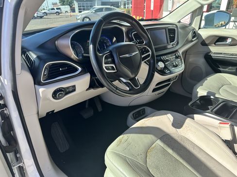Used 2018 Chrysler Pacifica Touring-L image 11