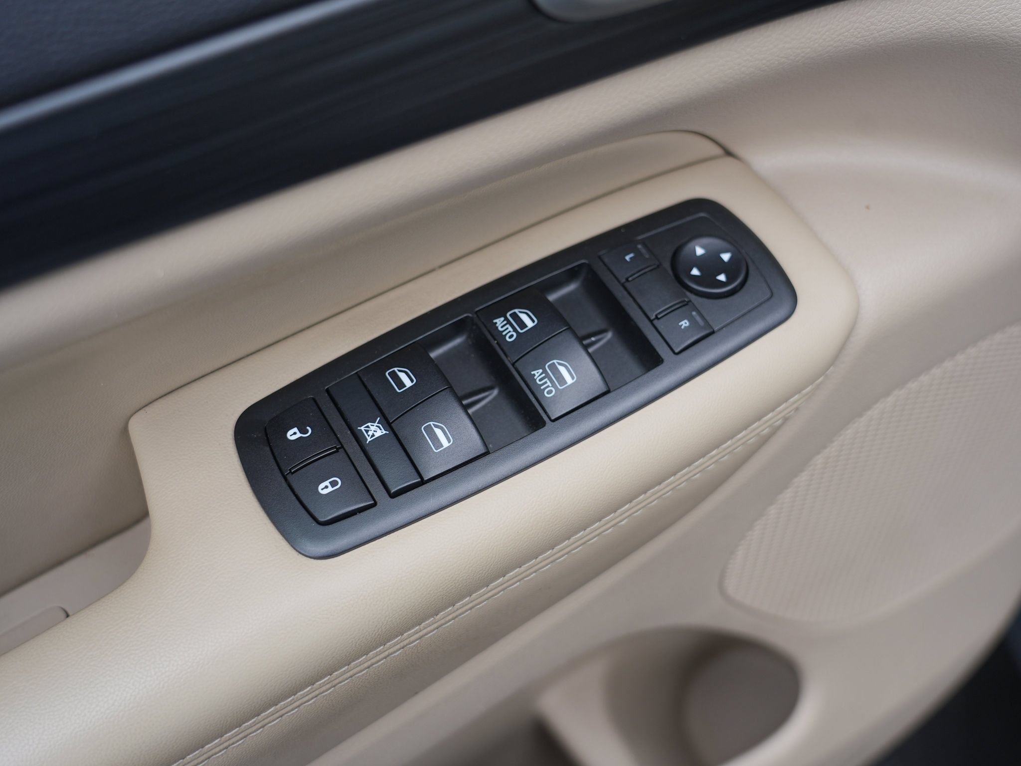Used 2019 Jeep Grand Cherokee Laredo AWD/4WD image 18