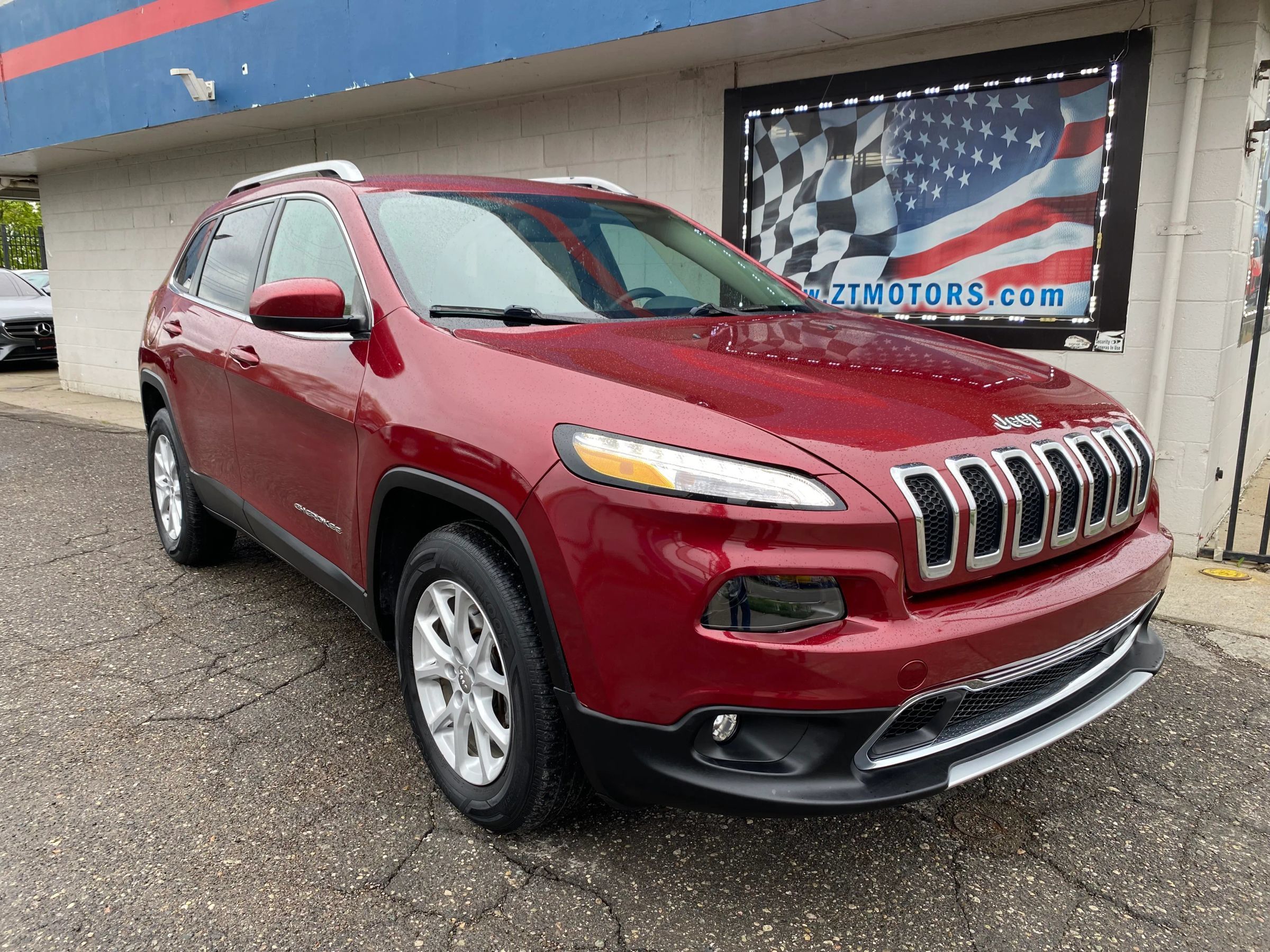 Used 2016 Jeep Cherokee Latitude w/ Trailer Tow Group AWD/4WD image 1