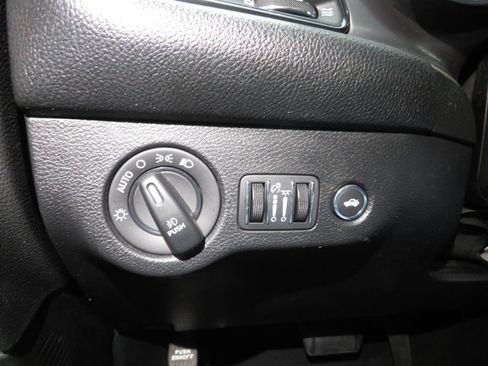 Used 2019 Dodge Challenger R/T w/ Driver Convenience Group RWD image 18
