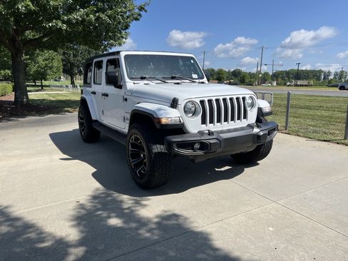 Used 2019 Jeep Wrangler Unlimited Sahara AWD/4WD image 2